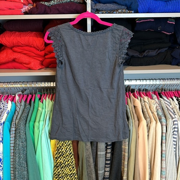 Loft gray embroidered cap sleeve scoop neck top size XS - Picture 3 of 3